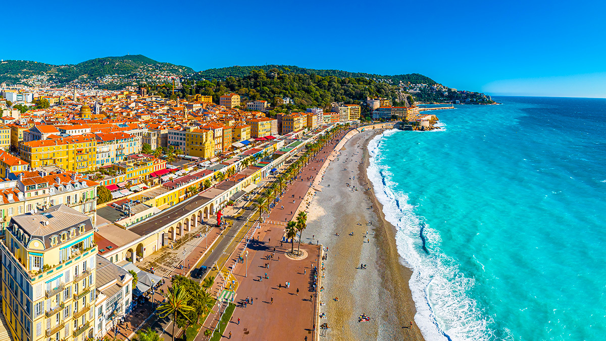Nice et la Méditerranée vues depuis la côte