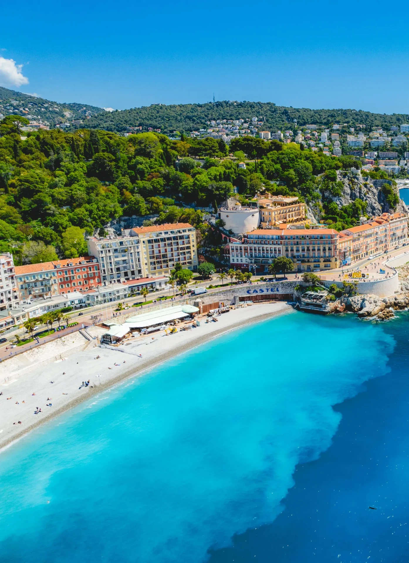Vue aérienne de la baie de Nice, la mer Méditerranée et la plage de galets